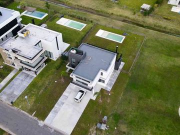 CASA EN VENTA 6 AMBIENTES EN TERRALAGOS A ESTRENAR