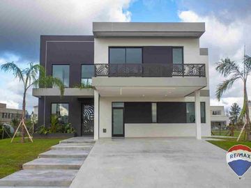 CASA EN VENTA 6 AMBIENTES EN TERRALAGOS A ESTRENAR