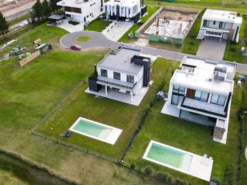 CASA EN VENTA 6 AMBIENTES EN TERRALAGOS A ESTRENAR