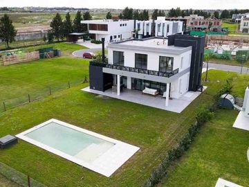CASA EN VENTA 6 AMBIENTES EN TERRALAGOS A ESTRENAR