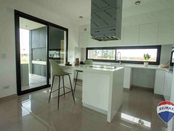 CASA EN VENTA 6 AMBIENTES EN TERRALAGOS A ESTRENAR