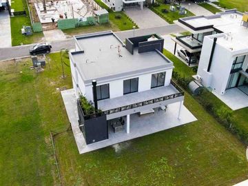 CASA EN VENTA 6 AMBIENTES EN TERRALAGOS A ESTRENAR