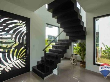 CASA EN VENTA 6 AMBIENTES EN TERRALAGOS A ESTRENAR