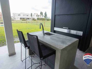 CASA EN VENTA 6 AMBIENTES EN TERRALAGOS A ESTRENAR
