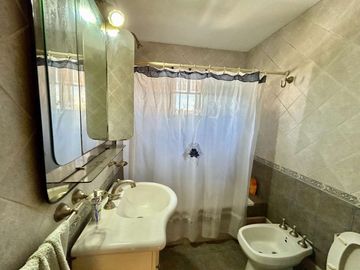 Excelente Casa 5 amb Ramos Mejia- Venta-Permuta