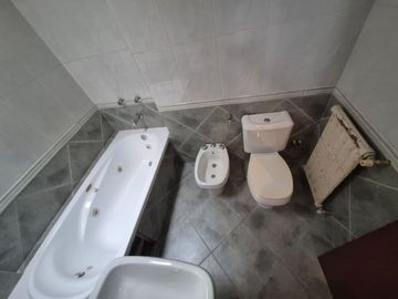 Venta Casa en Ramos Mejía 7 ambientes.