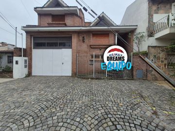 Venta Casa en Ramos Mejía 7 ambientes.