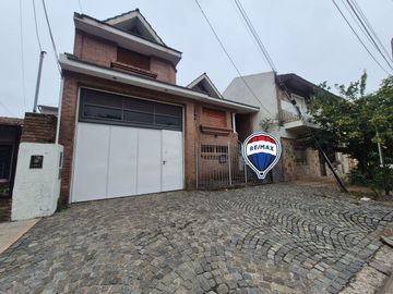 Venta Casa en Ramos Mejía 7 ambientes.