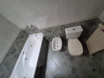 Venta Casa en Ramos Mejía 7 ambientes.