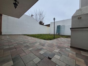Venta Casa en Ramos Mejía 7 ambientes.