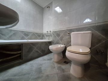 Venta Casa en Ramos Mejía 7 ambientes.