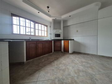 Venta Casa en Ramos Mejía 7 ambientes.