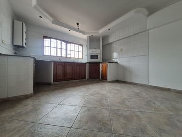Venta Casa en Ramos Mejía 7 ambientes.