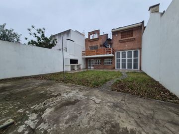 Venta Casa en Ramos Mejía 7 ambientes.
