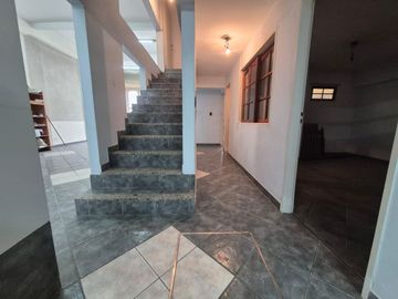 Venta Casa en Ramos Mejía 7 ambientes.