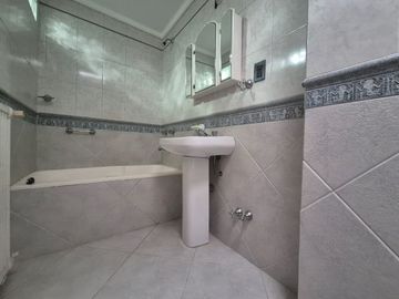 Venta Casa en Ramos Mejía 7 ambientes.