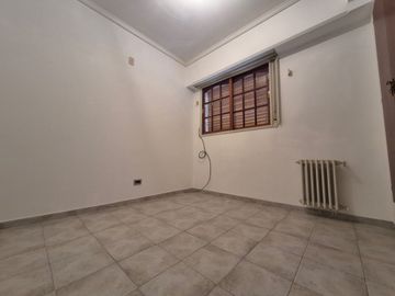 Venta Casa en Ramos Mejía 7 ambientes.