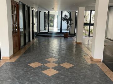 Departamento con cochera en venta en San Isidro
