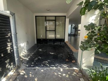 Departamento con cochera en venta en San Isidro