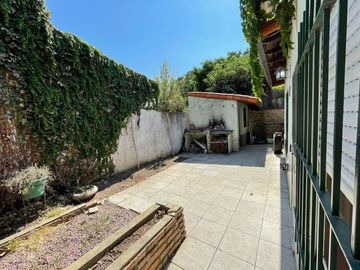 Casa en venta - 2 Dormitorios 2 Baños 1 Local - 200Mts2 - Monte Grande