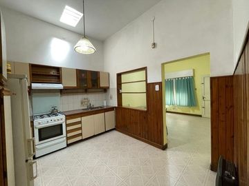 Casa en venta - 2 Dormitorios 2 Baños 1 Local - 200Mts2 - Monte Grande