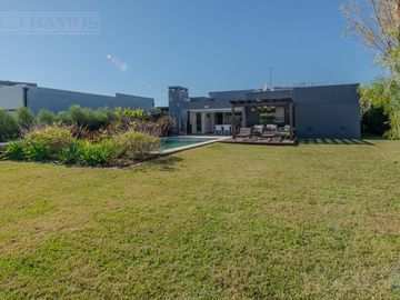 Casa en Área 1 toda parquizada oportunidad San Sebastián MB no crédito