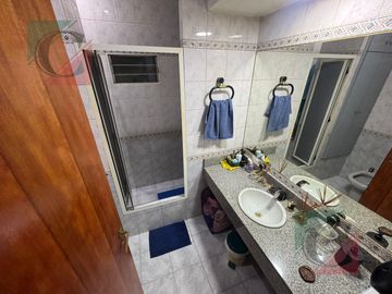 Casa 4 ambientes con cochera + monoambiente independiente