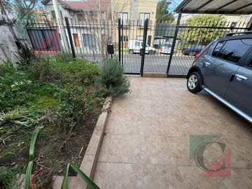 Casa 4 ambientes con cochera + monoambiente independiente