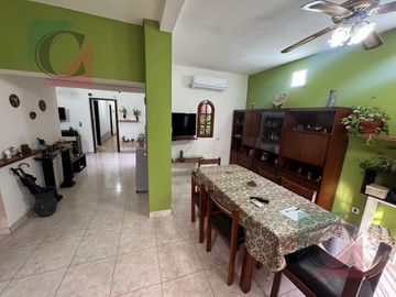 Casa 4 ambientes con cochera + monoambiente independiente