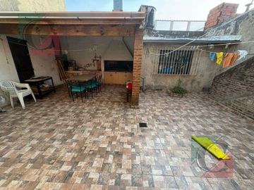Casa 4 ambientes con cochera + monoambiente independiente