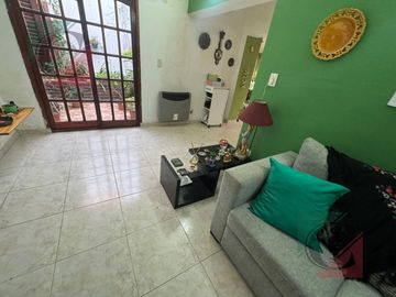 Casa 4 ambientes con cochera + monoambiente independiente