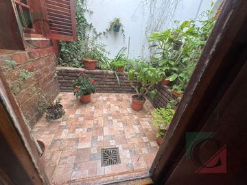 Casa 4 ambientes con cochera + monoambiente independiente
