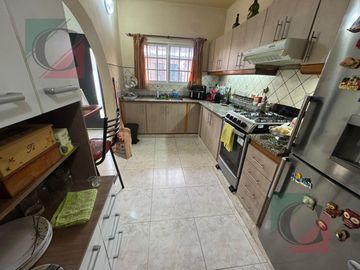 Casa 4 ambientes con cochera + monoambiente independiente