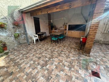 Casa 4 ambientes con cochera + monoambiente independiente