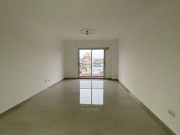 Departamento en  venta de 4 ambientes con dos baños y balcon al frente - Wilde