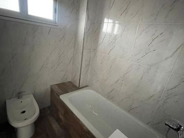 Departamento en  venta de 4 ambientes con dos baños y balcon al frente - Wilde