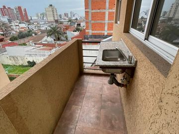 Departamento en  venta de 4 ambientes con dos baños y balcon al frente - Wilde