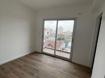Departamento en  venta de 4 ambientes con dos baños y balcon al frente - Wilde