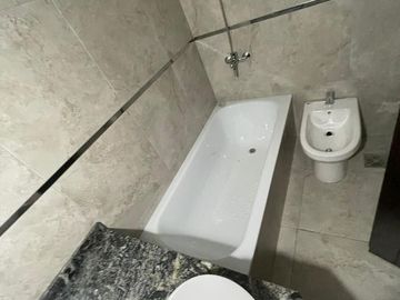 Departamento en  venta de 4 ambientes con dos baños y balcon al frente - Wilde