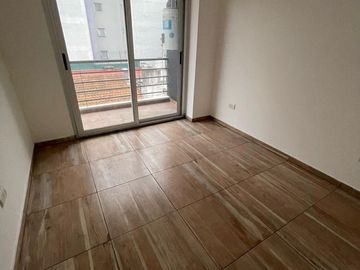 Departamento en  venta de 4 ambientes con dos baños y balcon al frente - Wilde