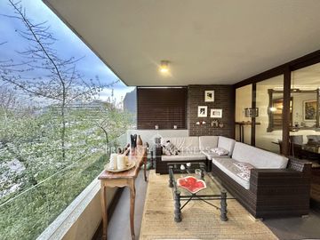 Exquisito y amplio departamento con tres dormitorios en suite y en increíble ubicación.