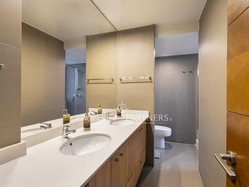 Exquisito y amplio departamento con tres dormitorios en suite y en increíble ubicación.