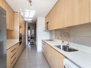 Exquisito y amplio departamento con tres dormitorios en suite y en increíble ubicación.