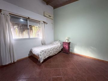 CASA DE 5 AMBIENTES VENTA C/PATIO PARRILLA PALOMAR