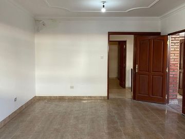 VENTA CASA TRES DORMITORIOS BARRIO ECHEVERRIA