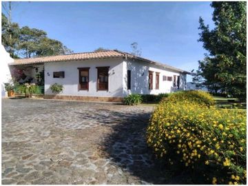 Hermosa casa campestre en la Ceja Antioquia 10.000 m2