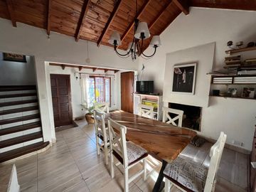 Casa en venta - 4 Dormitorios 2 Baños - 182mts2 - Villa Gesell