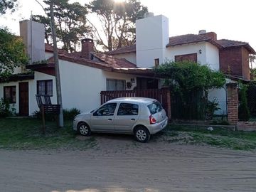 Casa en venta - 4 Dormitorios 2 Baños - 182mts2 - Villa Gesell
