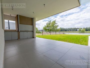 Casa sobre lote al río con 5 dormitorios en venta   San Juan - Villanueva