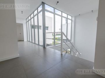 Casa sobre lote al río con 5 dormitorios en venta   San Juan - Villanueva